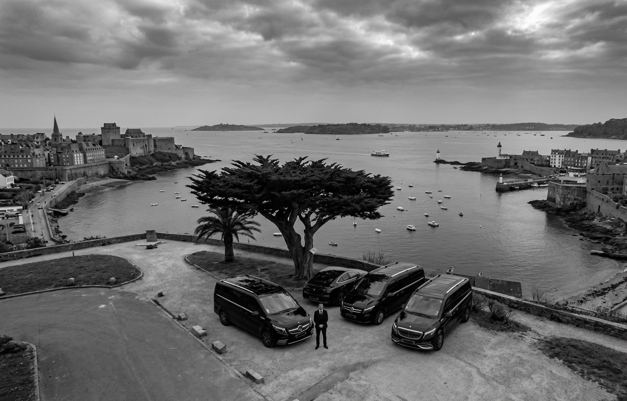van 7 places Rennes chauffeur professionnel en costume