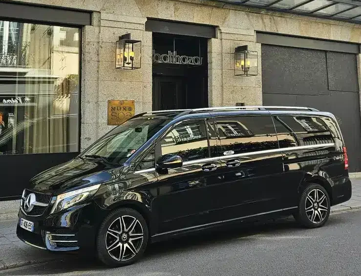 chauffeur privé VTC Hôtel Balthazar Spa Rennes van Mercedes devant l’hôtel