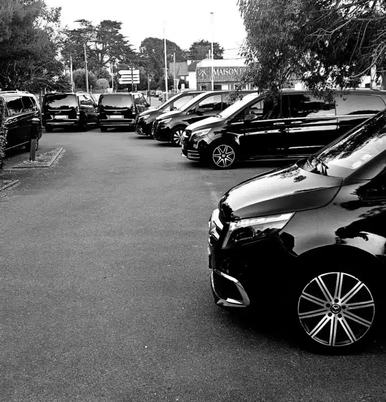 Flotte de vans Mercedes Classe V garée, mise à disposition chauffeur privé Rennes VTC
