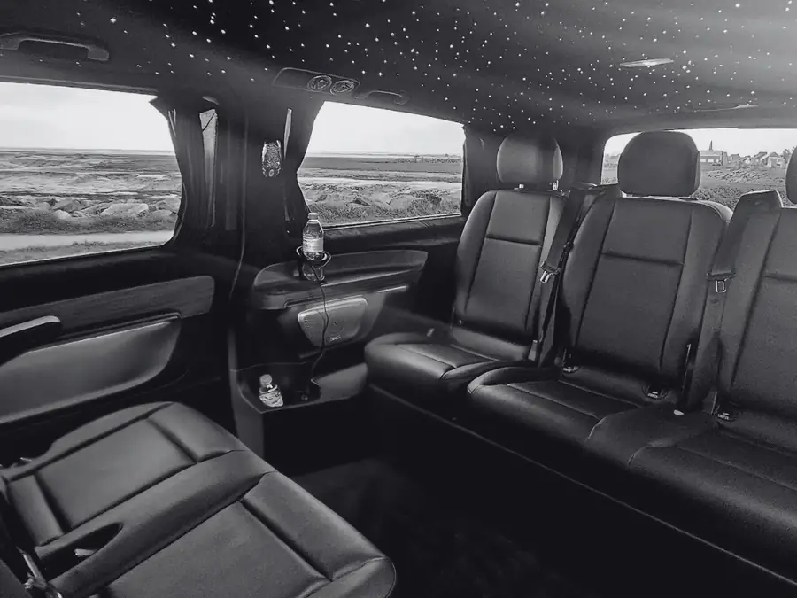 Intérieur cuir premium et ciel étoilé du van Mercedes Rennes VTC